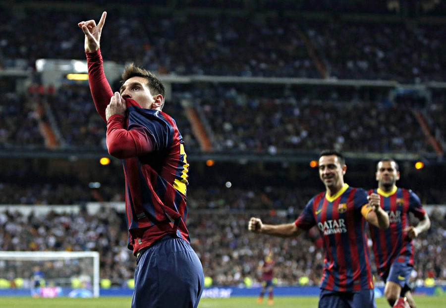 Messi besa el escudo en el Bernabéu | Fuente: Bolsamanía