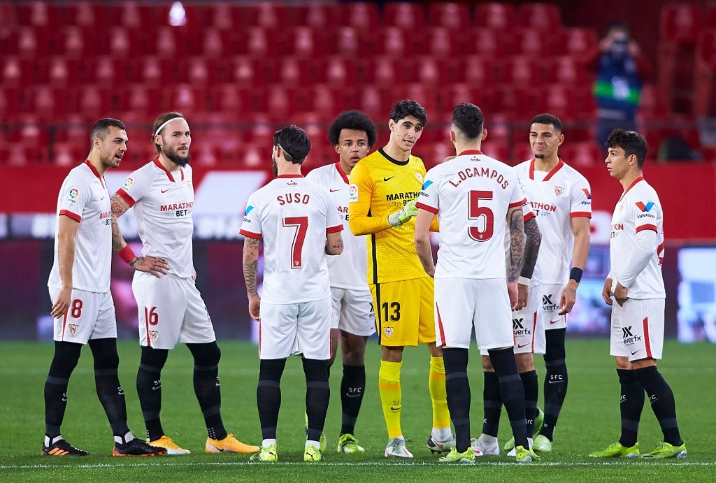 Los jugadores dan instrucciones durante la lesión de Ocampos. Fuente: Getty Images