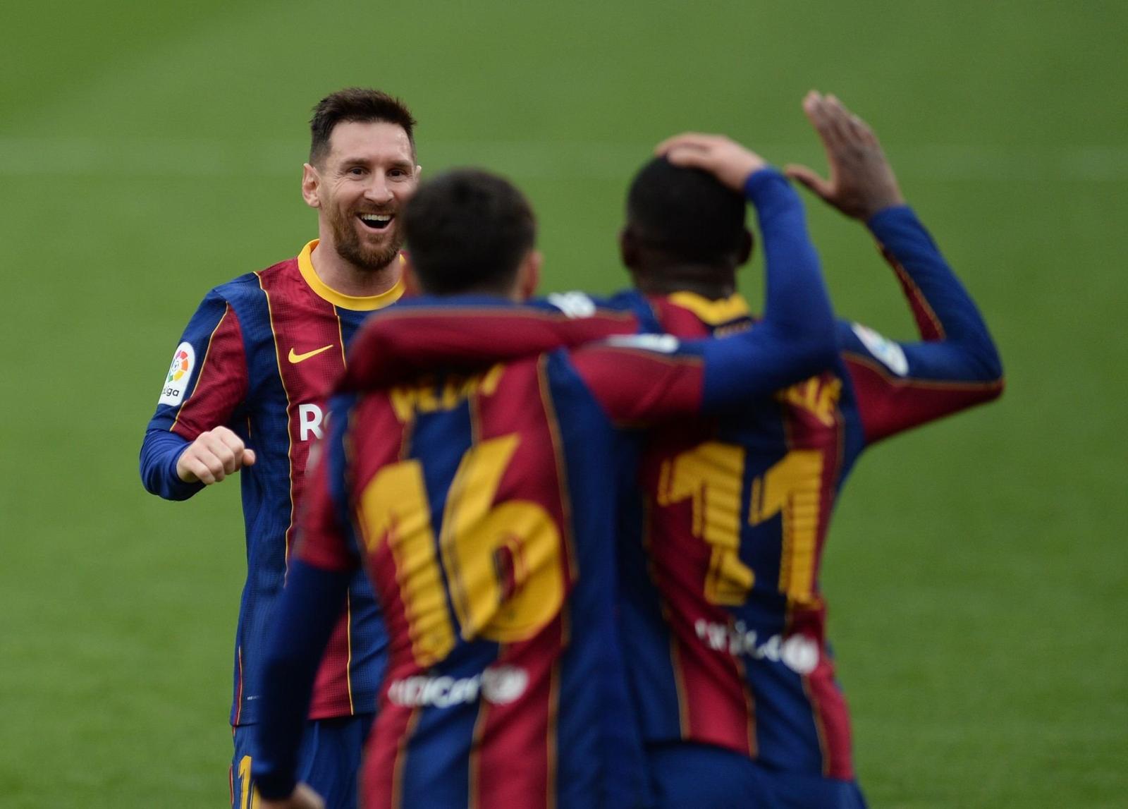 Leo Messi celebra junto a Pedri y Dembelé el primer gol del partido. Fuente: Getty Images