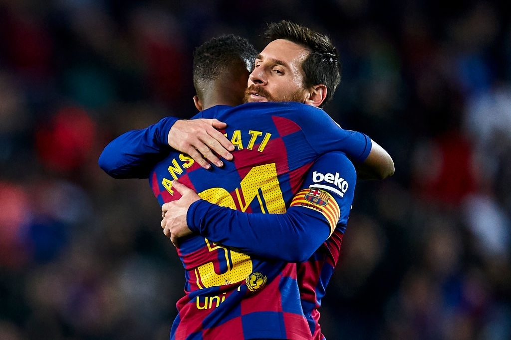 Leo Messi abraza a Ansu Fati. Fuente: Getty Images