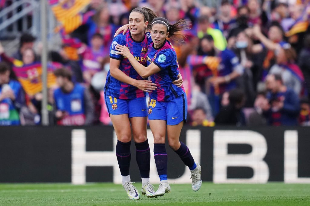 Alexia Putellas y Aitana Bonmatí celebrando un gol en el Camp Nou