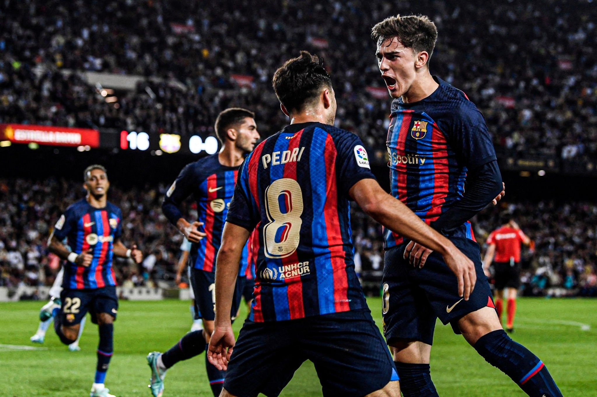 Pedri y Gavi celebran el único gol del Barça frente al Celta