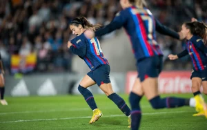 Aitana besa el escudo en la celebración. Fuente: FC Barcelona