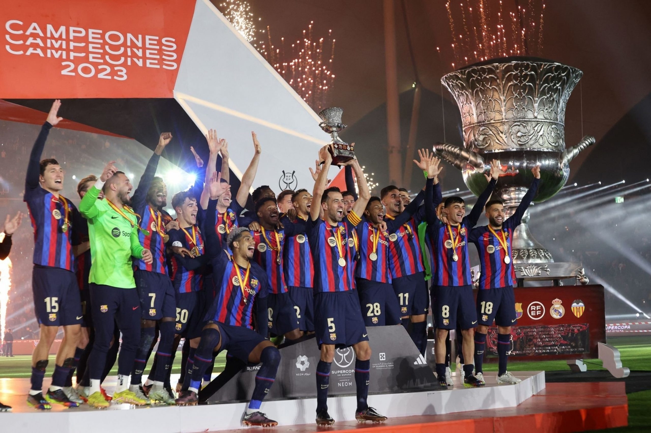 Los jugadores del Barça levantan el título de la Supercopa de España